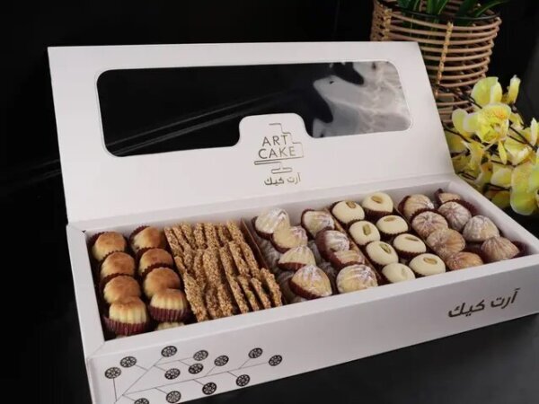 حلويات شرقية فاخرة في الكويت – معمول وبلورية في علبة ضيافة من ارت كيك